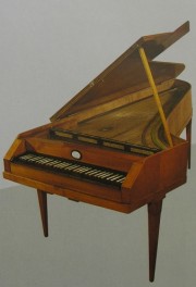 Fortepiano de J.J. Seÿdel, Vienne (1799). Conservé au Musée National de Prague. Crédit: Encyclopédie Illustrée, Instruments de Musique, Gründ, 2003