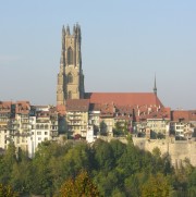 Depuis la route du couvent de Montorge: vue splendide sur la vieille ville et la cathédrale St-Nicolas de Fribourg. Cliché personnel