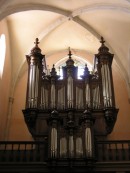 Buffet d'orgue restauré par Claude Moucherel à la Collégiale de Poligny (partie instrument. C.-Coll). Cliché personnel (2006)