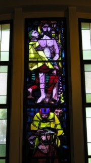 Un vitrail de J. Prahin dans la nef. Cliché personnel