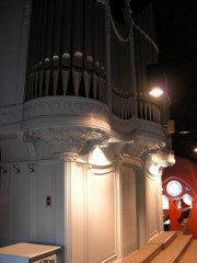 Vue de l'orgue en tribune. La console est séparée, l'organiste faisant face à l'instrument. Cliché personnel