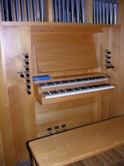 Vue de la console de cet orgue Ayer-Morel. Cliché personnel