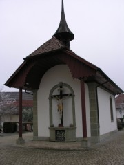 Vue de la chapelle de pèlerinage et du cimetière. Cliché personnel (déc. 2007)