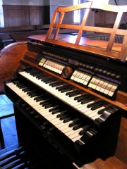 Vue de la console en tribune (orgue Kuhn). Cliché personnel