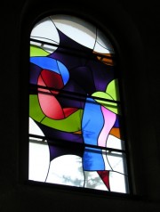 Premier vitrail dans la partie droite de la nef (Paul Wyss). Cliché personnel