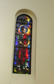 Le vitrail de l'abside, à gauche (au nord). Cliché personnel