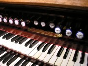 Détail des claviers et registres de l'orgue de Chexbres. Cliché personnel