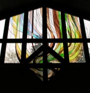 Grand vitrail de l'entrée de l'église. Cliché personnel