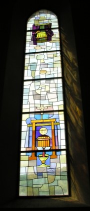Cressier. Eglise catholique, vitrail de Yoki. Cliché personnel