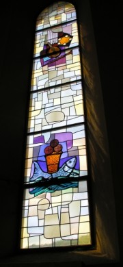 Cressier. Eglise catholique, vitrail de Yoki. Cliché personnel