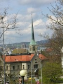 Eglise St-Oswald depuis le parvis de St-Michel à Zoug. Cliché personnel (avril 2008)