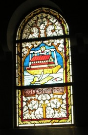 Détail d'un vitrail vers les fonts baptismaux. Cliché personnel