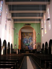 Vue de la nef depuis l'entrée. La mosaïque de G. Severini est au fond du choeur. Cliché personnel