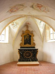 Vue du choeur de la crypte (chapelle basse) de l'ossuaire. Cliché personnel