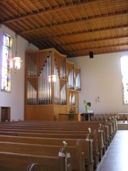 Vue d'ensemble de la nef, du choeur et de l'orgue Kuhn (1988). Cliché personnel