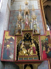 Vue du très bel autel à gauche de l'entrée du choeur. Cliché personnel