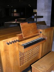 Petit orgue-coffre Metzler à l'entrée du choeur (5 jeux). Cliché personnel (mai 2008)