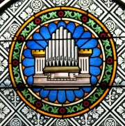Le Landeron, église catholique. Le vitrail de l'orgue. Cliché personnel