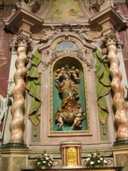 Vue d'une statue du couronnement de la Vierge (art baroque). Cliché personnel