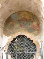 Vue d'une entrée latérale avec peintures murales. Cliché personnel