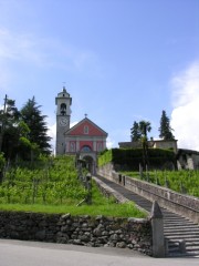 Vue de l'église paroissiale San maurizio de Maggia. Cliché personnel (mai 2008)