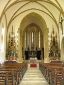 Vue de la nef et du choeur de l'église de Ferrette. Cliché personnel (juin 2008)