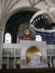 Une vue intérieure en direction de l'orgue: tout est Art Nouveau. Cliché personnel