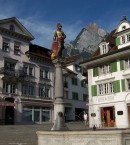 Vue d'une fontaine en ville de Schwyz. Crédit: //de.wikipedia.org/
