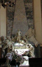 Vue au zoom du monument dédié au Maréchal de Saxe, dans le choeur. Cliché personnel