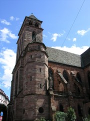 Vue de l'église catholique St-Pierre-le-Vieux, Strasbourg. Cliché personnel (août 2008)