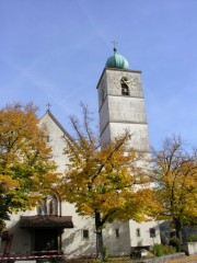 Vue de l'église catholique de Münchenstein. Cliché personnel (oct. 2008)
