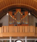 Vue de face de l'orgue Goll (1994) de l'église St. Georg d'Oensingen. Cliché personnel (oct. 2008)