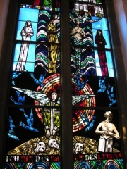 Verrière de droite: notamment, en haut, le baptême de Jésus. Représentation de Jean, plus bas. Cliché personnel