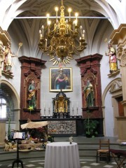 Vue de la courte nef de l'église en direction du maître-autel. Cliché personnel