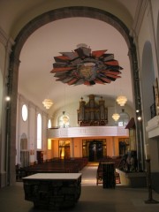Vue de l'entier de la nef depuis l'intérieur du choeur, avec l'orgue. Cliché personnel