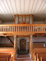 L'orgue de l'église de Gampelen en situation, depuis le choeur. Cliché personnel