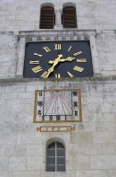 Détail du clocher avec la date de 1632. Cliché personnel (fév. 2009)