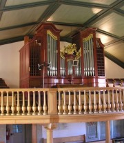 L'orgue historique de l'église d'Ins (retravaillé en 1954, par Kuhn). Cliché personnel