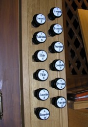 Tirants de registres de l'orgue à gauche des claviers. Cliché personnel