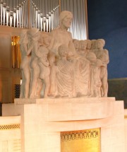 Le groupe sculpté par Oskar Kiefer au-dessus de la chaire. Cliché personnel (avril 2009)