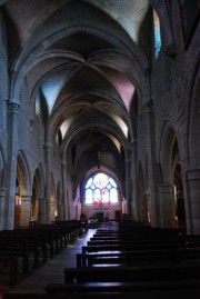 Une dernière vue de la nef dans sa lumière naturelle bleutée magique. Cliché personnel (juin 2009)