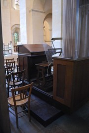 Console de l'orgue de choeur avec ses transmissions visibles dans une cage transparente. Cliché personnel