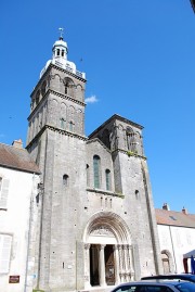 Façade de la Basilique St-Andoche de Saulieu. Cliché personnel (juin 2009)