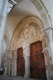 Vue du grand tympan roman, marquant l'entrée dans la nef. Cliché personnel