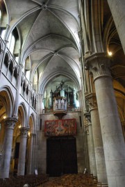 Vue en direction des orgues depuis l'entrée du transept. Cliché personnel