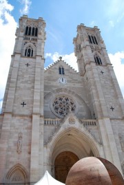 La façade de la cathédrale St-Vincent de Chalon. Cliché personnel (juin 2009)