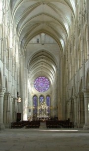 Nef de la cathédrale de Laon. Crédit: www.trekearth.com/