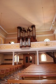 Vue de la nef en direction de l'orgue (avec flash retardé). Cliché personnel