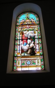 Un exemple des vitraux de l'église des Bois (19ème s.). Cliché personnel