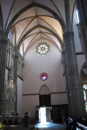 Vue du transept droit avec une petite rose. Cliché personnel